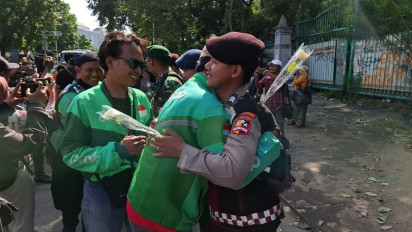 Warga, Ojol, Aparat Kompak di Sejumlah Daerah, Indonesia Kian Kondusif