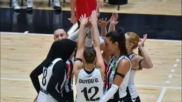 Megawati Hangestri bersama pemain Manisa BBSK