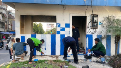 Pasca Aksi Ricuh, Ojol dan Warga Bersihkan Tiga Pos Polisi di Surabaya