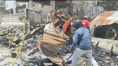 Supir di Buton Tengah Nekat Terobos Kobaran Api Selamatkan Bayi Saat Tiga Kios Terbakar