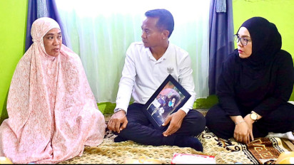 Melayat Ke Rumah Duka, Bupati Bone Berjanji Berangkatkan Umroh Ibunda Sarinawati Korban Terbakarnya Kantor DPRD Makassar