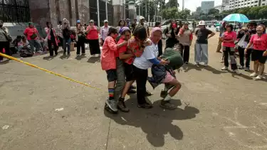 Aliansi Perempuan Indonesia melakukan aksi damai mendesak agar segera mencabut Fasilitas dan Tunjangan DPR, di depan Gedung DPR MPR RI, Jakarta Pusat, Rabu (3/9/2025)