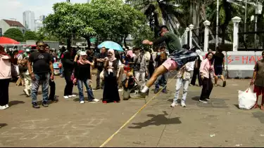 Aliansi Perempuan Indonesia melakukan aksi damai mendesak agar segera mencabut Fasilitas dan Tunjangan DPR, di depan Gedung DPR MPR RI, Jakarta Pusat, Rabu (3/9/2025)