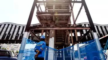 Sejumlah petugas Pekerja Umum (PU) dan Transjakarta, melakukan perbaikan Halte Senen Sentral dan Halte Senen Toyota Rangga, di kawasan Senen, Jakarta Pusat, Rabu (3/9/2025).