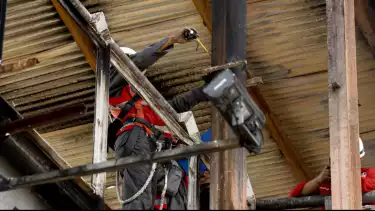 Sejumlah petugas Pekerja Umum (PU) dan Transjakarta, melakukan perbaikan Halte Senen Sentral dan Halte Senen Toyota Rangga, di kawasan Senen, Jakarta Pusat, Rabu (3/9/2025).