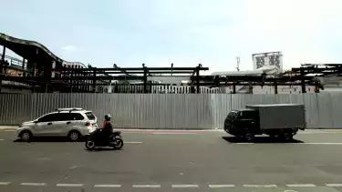 Sejumlah petugas Pekerja Umum (PU) dan Transjakarta, melakukan perbaikan Halte Senen Sentral dan Halte Senen Toyota Rangga, di kawasan Senen, Jakarta Pusat, Rabu (3/9/2025).