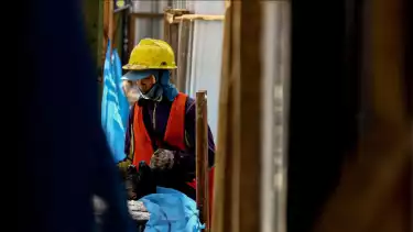 Sejumlah petugas Pekerja Umum (PU) dan Transjakarta, melakukan perbaikan Halte Senen Sentral dan Halte Senen Toyota Rangga, di kawasan Senen, Jakarta Pusat, Rabu (3/9/2025).