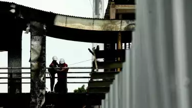 Sejumlah petugas Pekerja Umum (PU) dan Transjakarta, melakukan perbaikan Halte Senen Sentral dan Halte Senen Toyota Rangga, di kawasan Senen, Jakarta Pusat, Rabu (3/9/2025).