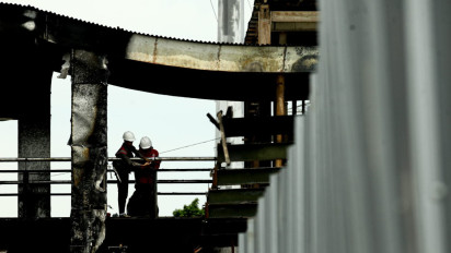 Berita Foto : Perbaikan Halte Transjakarta di Kawasan Senen Pasca Pembakaran oleh Ratusan Massa