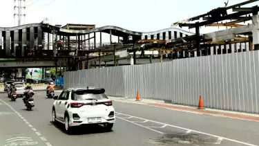 Sejumlah petugas Pekerja Umum (PU) dan Transjakarta, melakukan perbaikan Halte Senen Sentral dan Halte Senen Toyota Rangga, di kawasan Senen, Jakarta Pusat, Rabu (3/9/2025).