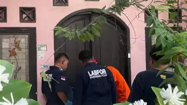 Tim Inafis Polda Jabar mengolah TKP kasus kematian Haji Sahroni dan empat anggota keluarga yang tewas terkubur dalam satu lubang di Indramayu