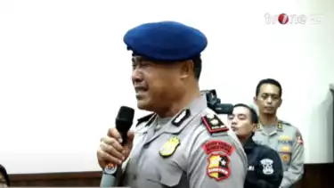 Danyon Resimen 4 Korps Brimob Kompol Cosmas Kaju Gae menangis saat resmi dipecat dengan tidak hormat, Rabu (3/9/2025).
