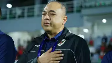 Manajer Timnas Indonesia U-23, Ahmed Zaki Iskandar, terpantau menangis saat laga kontra Laos di Kualifikasi Piala Asia U-23 2026.