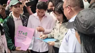 Aktivis dan influencer menyerahkan 17+8 tuntutan rakyat ke Dewan Perwakilan Rakyat (DPR RI) pada Kamis (4/9/2025).