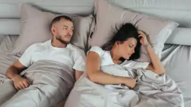 Ilustrasi Duh, Istri Tidur Membelakangi Suami Bisa Jadi Tanda-tanda Selingkuh? Buya Yahya Sebut Kalau itu Sengaja Dilakukan Tiap Hari Maka artinya....