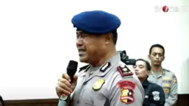 Komandan Batalyon Resimen 4 Korbrimob, Kompol Cosmas Kaju Gae saat divonis sanksi etik pemberhentian tidak dengan hormat (PTDH) buntut kasus tewasnya pengemudi ojek online (Ojol), Affan Kurniawan akibat dilindas rantis Brimob.