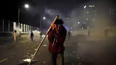 Pengunjuk rasa menahan gas air mata saat demo di depan gedung DPR pada akhir Agustus 2025 lalu.