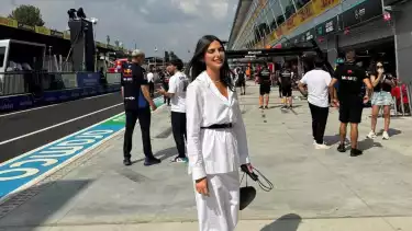 Potret Kelly Piquet saat mendamping Max Vertstappen di Paddock Red Bull F1.
