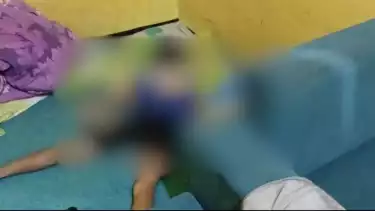 Salah seorang anak yang ditemukan meninggal dunia oleh aparat kepolisian saat melakukan olah tempat kejadian perkara pada kasus seorang ibu gantung diri dan dua anaknya tewas di Kabupaten Bandung, Jawa Barat, Jumat (5/9/2025).