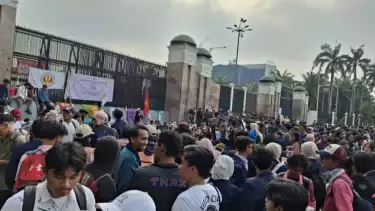 Ratusan mahasiswa dari Universitas Padjadjaran (Unpad) berunjuk rasa di depan Kompleks DPR/MPR Senayan, Jakarta, Jumat (5/9/2025).