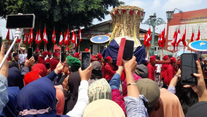 Garebeg Maulud Dal 1959 di Keraton Yogyakarta, Ribuan Masyarakat Lokal Hingga Asing Tumpah Ruah