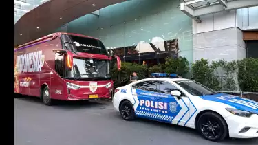Mobil Patwal mengawal bus Timnas Indonesia