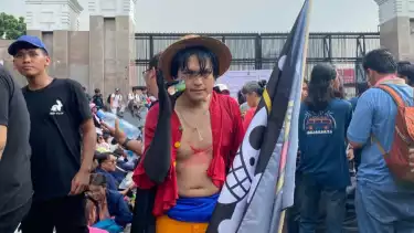 Momen Unik Cosplayer One Piece Ikut Aksi Damai di Gedung DPR