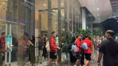 Momen Para Pemain Timnas Indonesia Naik Bus Menuju Stadion Gelora Bung Tomo, Suporter Berteriak Histeris