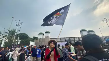 Peserta aksi damai memakai kostum karakter anime One Piece di depan Gedung DPR, Jakarta Pusat, Jumat (5/9/2025).