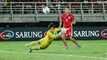 Pemain Timnas Indonesia, Miliano Jonathans saat debut melawan Taiwan di Surabaya, Jumat (5/9).