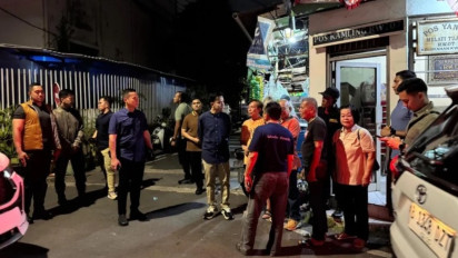 Mako Brimob Bantu Warga RW 07 Kwitang 150 Paket Sembako, Gibran Janji Tambahkan Indomie