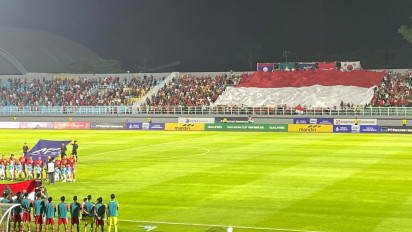Momen Bendera Merah Putih Raksasa Terbentang di Laga Timnas Indonesia U-23 Vs Makau, Stadion Gelora Delta Bergemuruh 