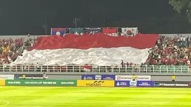 Bendera Merah Putih Raksasa Terbentang di Laga Timnas Indonesia U-23 Vs Makau