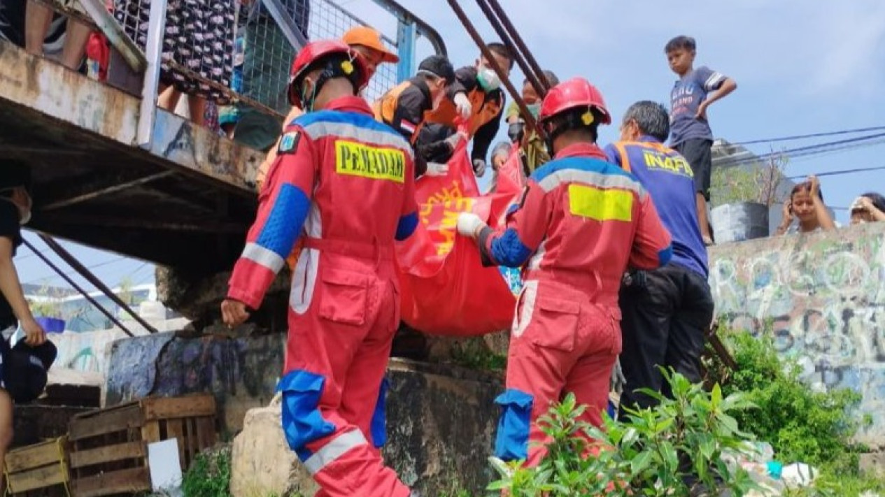 Geger Penemuan Mayat di Tepi Kali Banjir Kanal Barat Jakbar, Polisi: Sidik Jarinya Wanita, tapi Ciri Fisik Pria
            - galeri foto