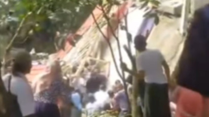 Mushola di Ciomas Bogor Ambruk, Warga Gotong Royong Evakuasi Warga yang Tertimpa