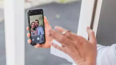 Ilustrasi pasangan mesra di media sosial