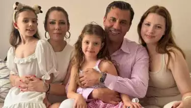 Ferdi Zeyrek wafat meninggalkan istrinya Nurcan dan tiga putri.