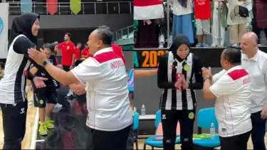 Megawati Hangestri pose bersama Dubes Indonesia untuk Turki, Achmad Rizal Purnama