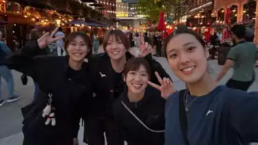 Yoshino Sato (kanan) bersama rekan setimnya di Timnas Voli Putri Jepang