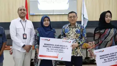 Pemerintah menyalurkan program Kredit Usaha Rakyat (KUR) pertanian sebagai solusi permodalan.