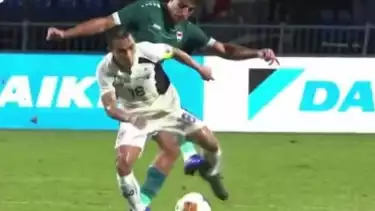 Pemain Irak, Mohanad Ali melanggar keras kapten Thailand, Chanathip Songkrasin