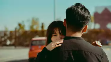 Ilustrasi pasangan saling berpelukan