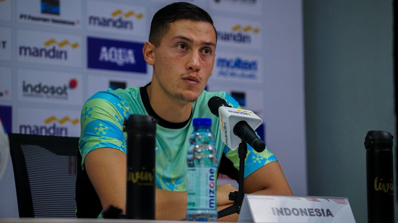Momen Unik Kapten Timnas Indonesia Jay Idzes Singkirkan Botol Air Mineral saat Sesi Konferensi Pers usai Hadapi Lebanon, Ada Apa? 
            - galeri foto