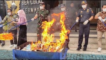 Ratusan Ribu Rokok dan Miras Ilegal Senilai Rp 348 Juta Dimusnahkan di Ternate