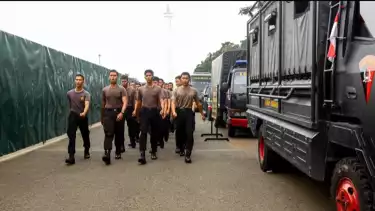 Alutsista dan Kendaraan Taktis Brimob Berjaga di Monas, Jadi Spot Swafoto Warga dan Turis