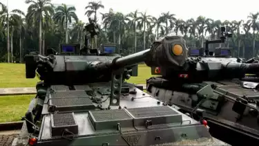 Alutsista dan Kendaraan Taktis Brimob Berjaga di Monas, Jadi Spot Swafoto Warga dan Turis