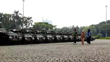 Alutsista dan Kendaraan Taktis Brimob Berjaga di Monas, Jadi Spot Swafoto Warga dan Turis