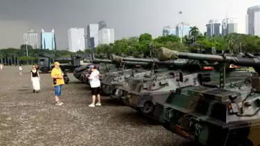 Alutsista dan Kendaraan Taktis Brimob Berjaga di Monas, Jadi Spot Swafoto Warga dan Turis