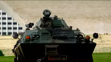 Alutsista dan Kendaraan Taktis Brimob Berjaga di Monas, Jadi Spot Swafoto Warga dan Turis