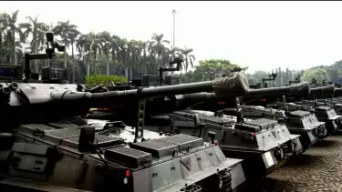 Alutsista dan Kendaraan Taktis Brimob Berjaga di Monas, Jadi Spot Swafoto Warga dan Turis